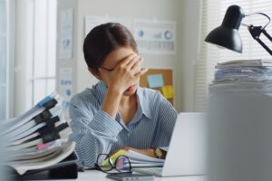悩む女性